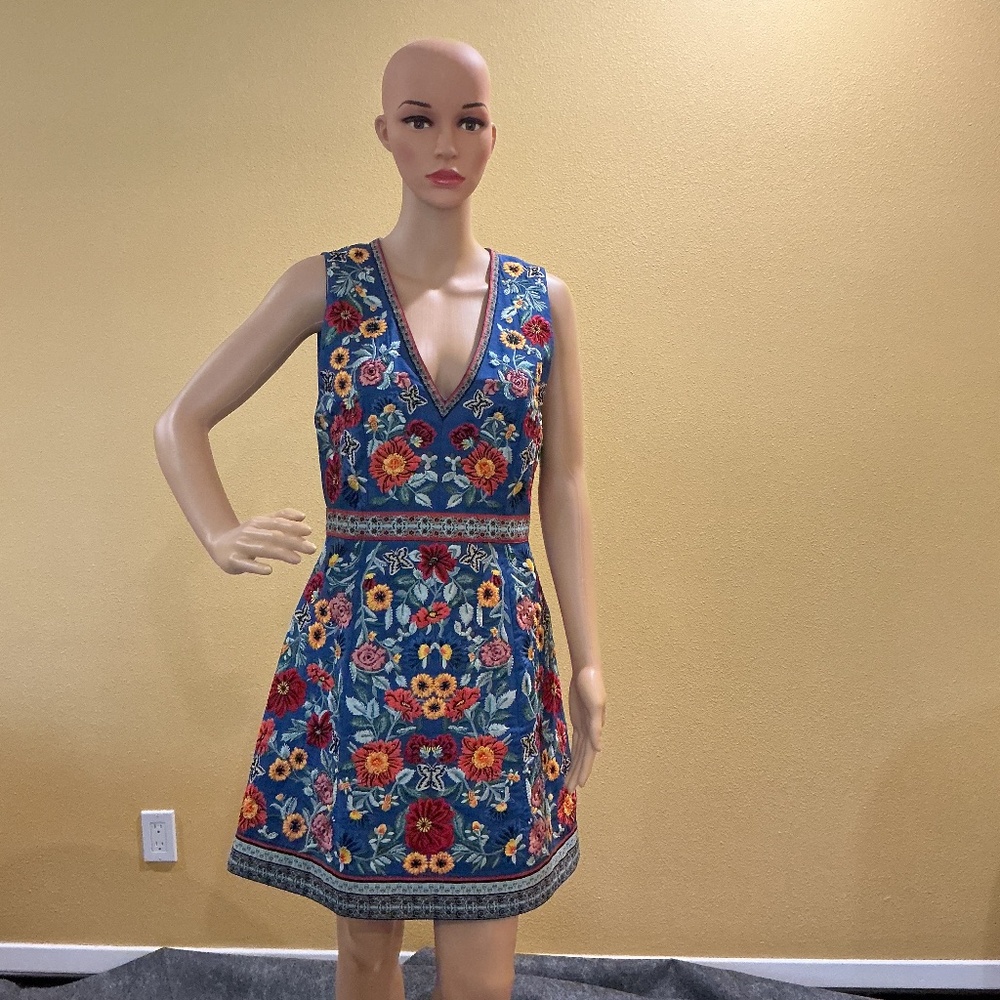 Alice and Olivia Dress NWT Embroidered Floral Size 6